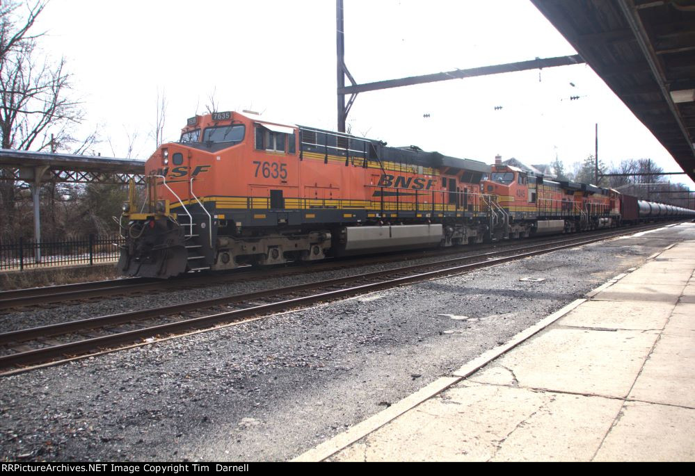 BNSF 7635 leads B116